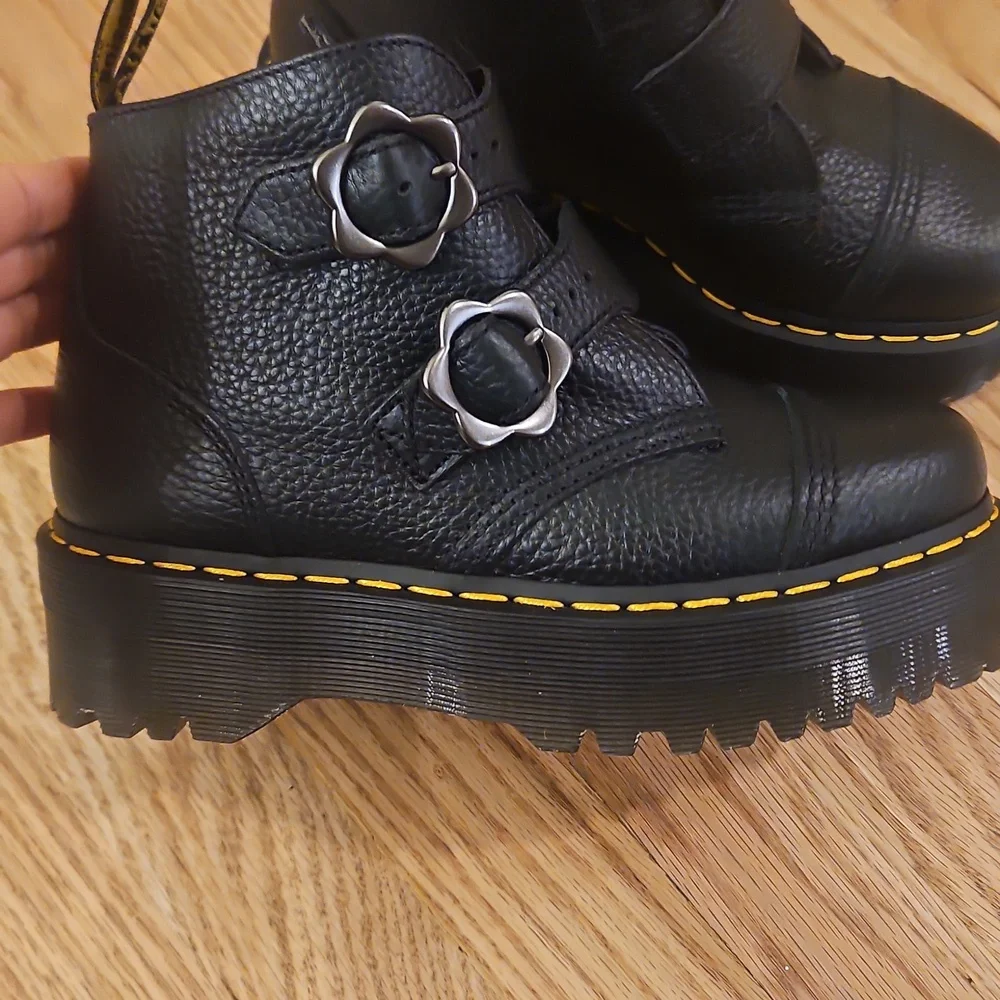 Dr. Martens Devon Flower Platform - Picture 3 of 6
